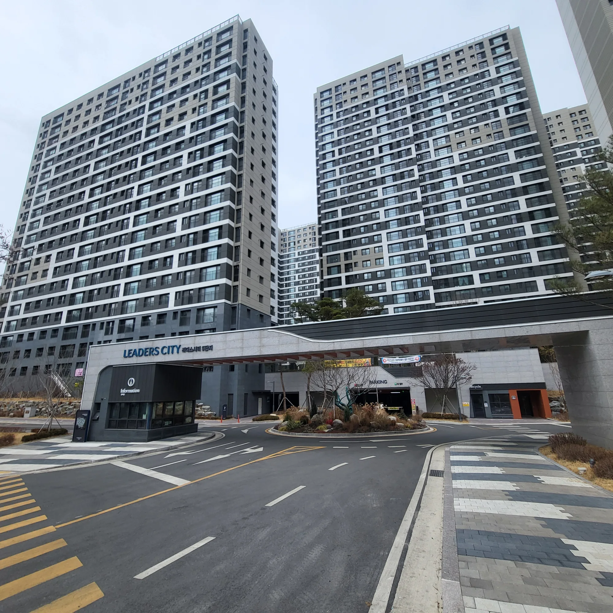 대전 천동 리더스시티5블록 정문과 아파트 전경